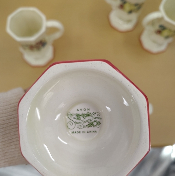 Set of 4 Lovely Avon Sweet Country Harvest Pedestal Mugs - Picture 6 of 11